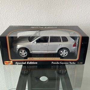 1/18 Maisto Porsche Cayenne Turbo - Silver